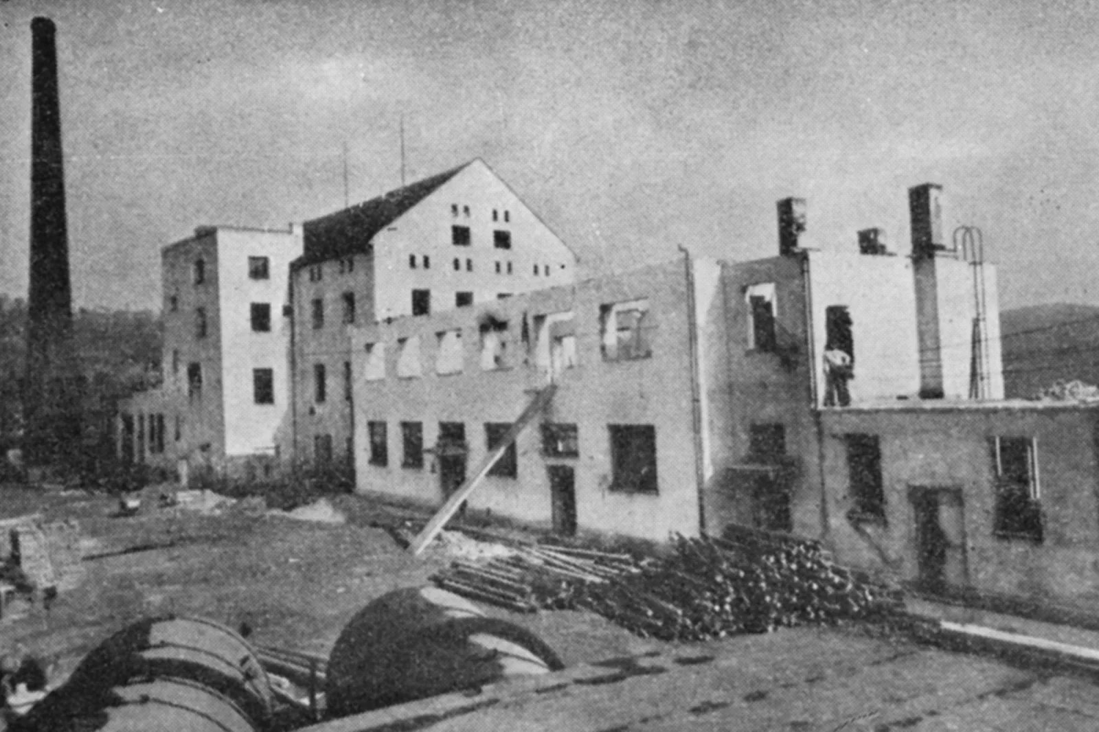 Začátek výstavby závodu na výrobu penicilinu v roce 1947. V té době již byly na místě tzv. fermentační tanky (na fotce vlevo vepředu), tedy rozměrné vybavení nezbytné pro výrobu účinné látky.