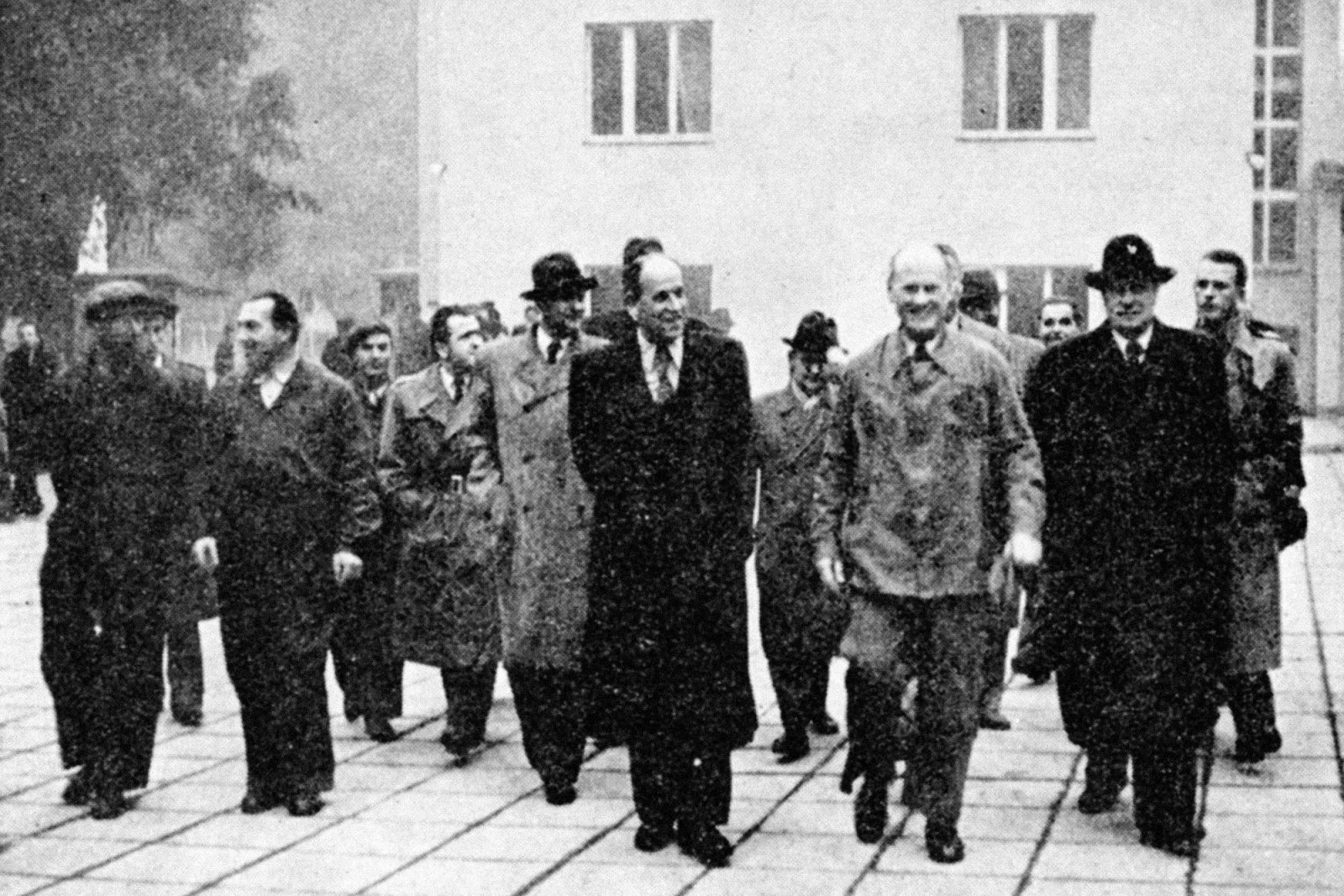 Zahájit výrobu 26. října 1949 přijela vládní delegace. V jejím čele stál tehdejší předseda vlády Antonín Zápotocký. Po jeho levici kráčí vládní zmocněnec pro výrobu penicilinu, docent Vladimír Škola.