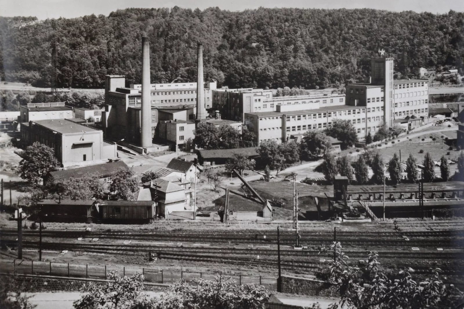Rok 1960. Pohled na penicilinku od severozápadu. Na střeše hlavní budovy tehdy byla přimontovaná rudá hvězda.