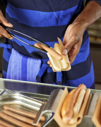 Příprava kuřecího hot dogu, IKEA