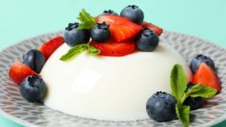 Náhledový obrázek - Panna cotta recept: italská klasika je kvůli smetaně dost tučná. Tvarohová obměna dodá bílkoviny a lépe zasytí