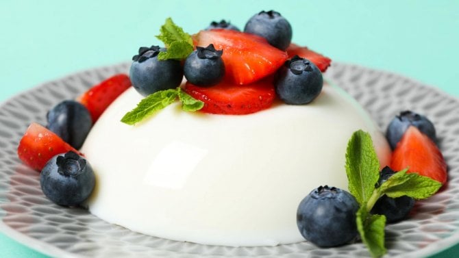 Panna cotta s čerstvým ovocem