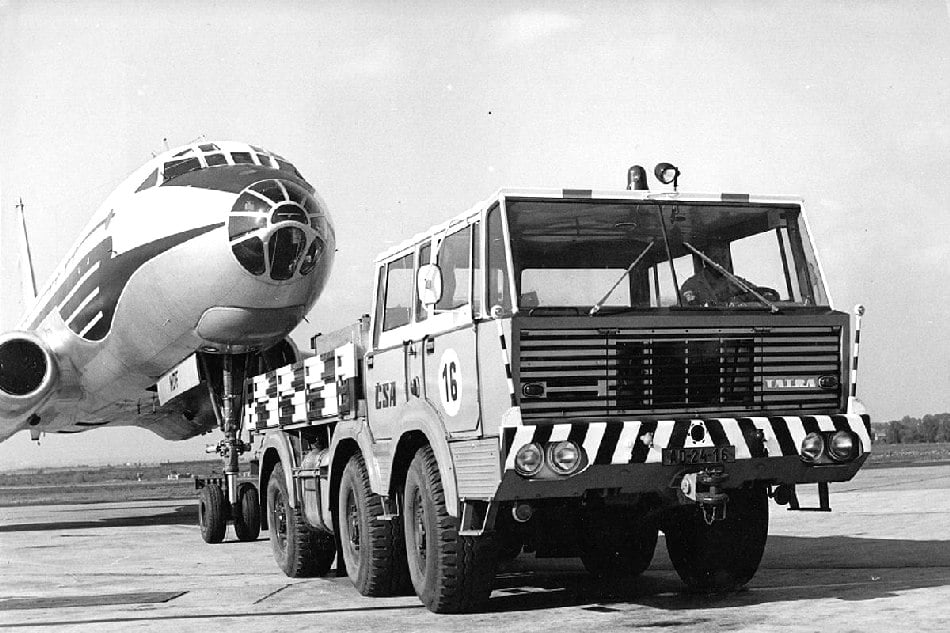 Třínápravový tahač Tatra 813 si hravě poradil s větší zátěží, než jakou představovalo proudové dopravní letadlo na ruzyňském letišti…