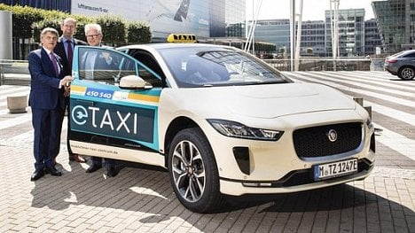 Náhledový obrázek - V Mnichově jezdí elektrické taxi od Jaguaru. Jeho provoz platí daňoví poplatníci