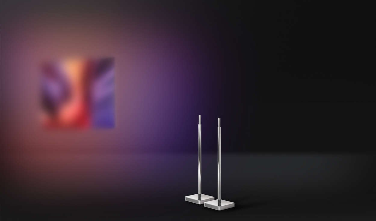 Dokoupitelné stojany se zesilovačem a středovým reproduktorem.