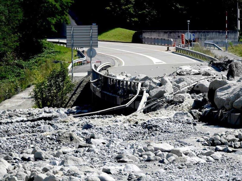 Zničená silnice ve Švýcarsku po sesuvu kamení, ilustrační foto