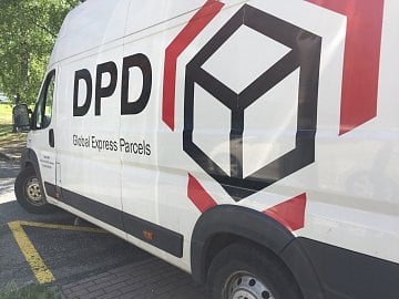 Kurýrem je řidič dodávky DPD. Před vchodem podepisujeme smlouvu a kurýr předává obálku s dokumenty s číslem účtu, obchodními podmínkami a sazebníkem banky.
