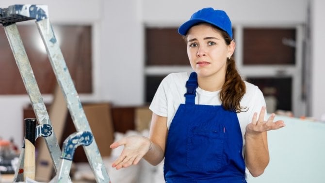 Žena při rekonstrukci krčí rameny a je nespokojená