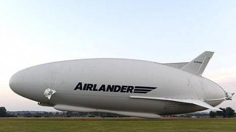 Náhledový obrázek - Největší stroj světa poprvé ve vzduchu: v Británii vzlétl Airlander