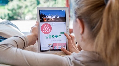 Náhledový obrázek - Kdo dělá problémy, už si „párty“ dům nepronajme. Airbnb zpřísňuje pravidla pro mladé Kanaďany