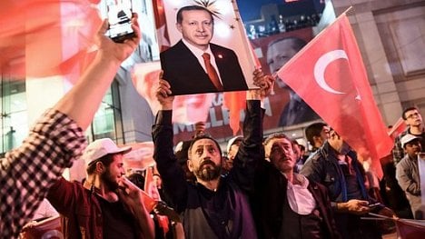 Náhledový obrázek - Erdogan posílí, rozhodli Turci. Opozice chce přepočítat hlasy