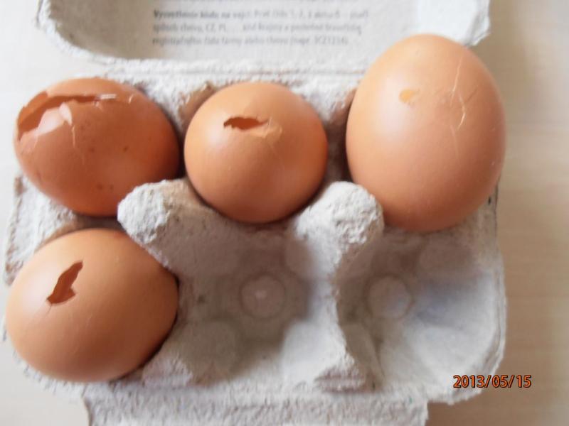 Někdy i více než polovina vajec v balení měla poškozenou nebo špinavou skořápku