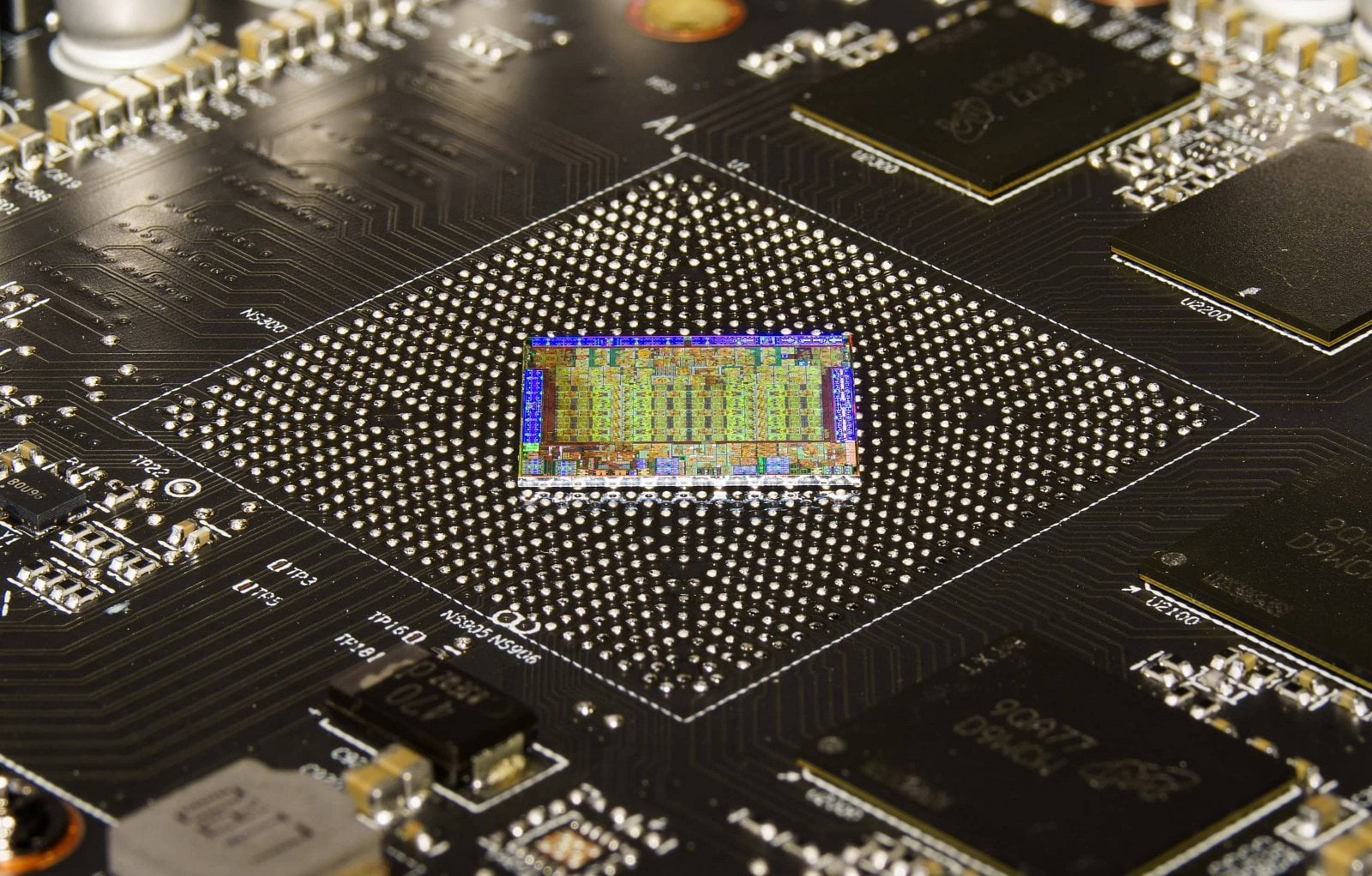 2020-02-7nm-GPU-Navi-14-z-AMD-Radeonu-RX-5500-XT-foto-Fritzchens