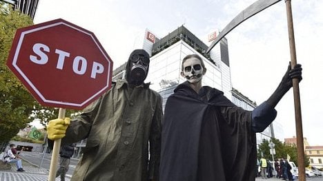 Náhledový obrázek - Aktivisté zablokovali silnici u pražského Edenu, protestovali u budovy ČEZ i České televize
