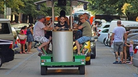 Náhledový obrázek - Pivní kola nesmí do Letenských sadů. Obtěžují návštěvníky parku