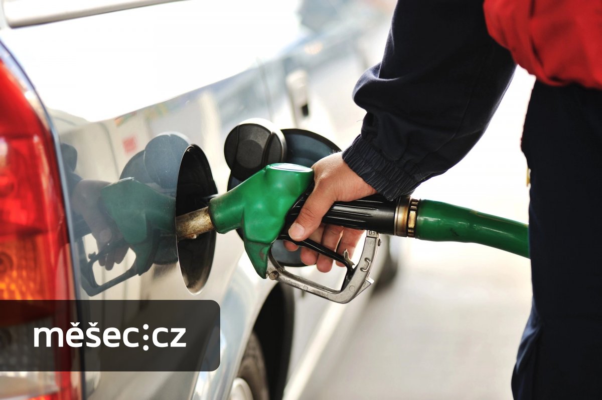 Přehledně: Jak může vláda brzdit drahotu na pumpách a co vše se promítá do cen benzínu a nafty