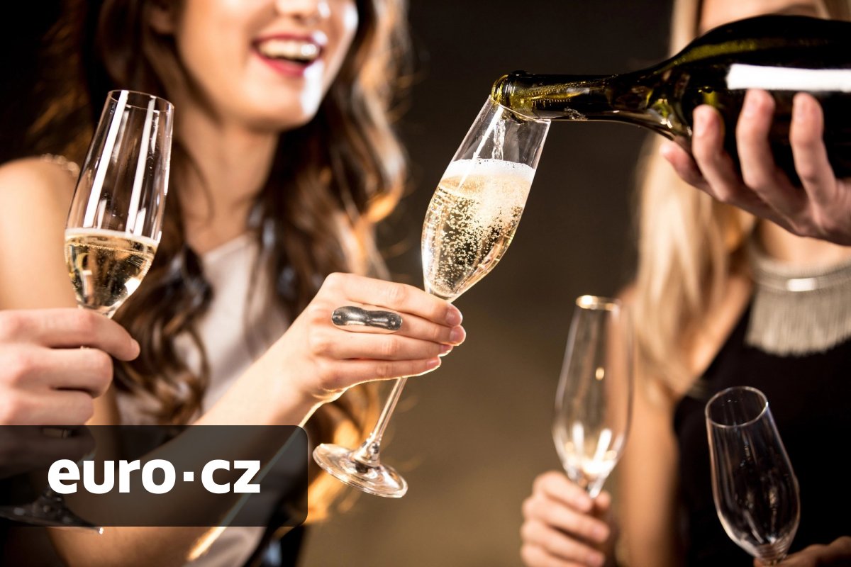 Lidé nemají chuť slavit, prodeje šampaňského celosvětově klesají. V Česku naopak zájem o perlivá vína roste