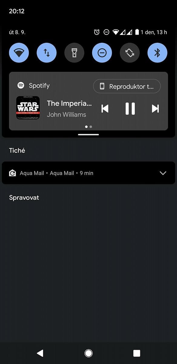 Ovládání médií je teď přehledněji umístěno nahoře, tažením je možné přepínat různé přehrávače médií.