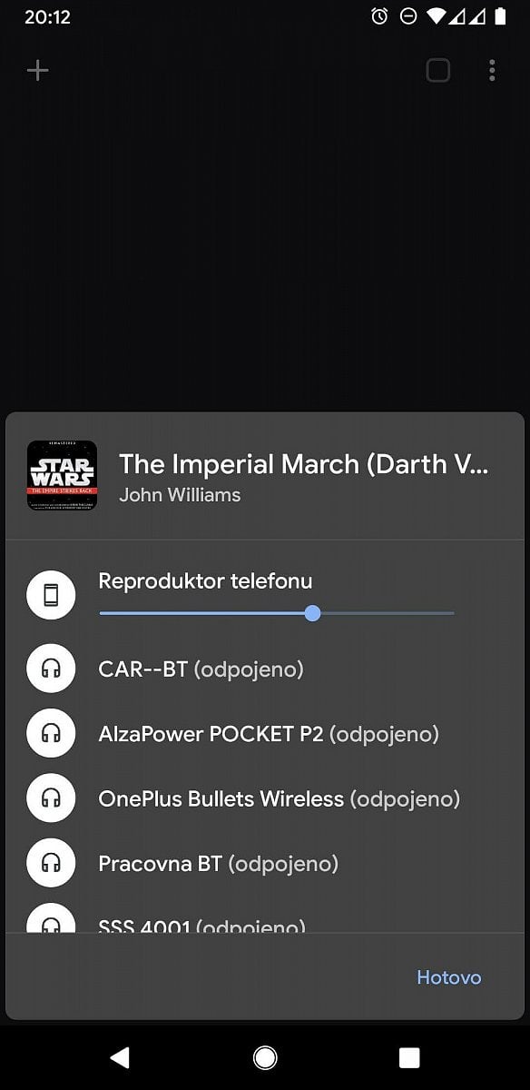 Při přehrávání je nyní velmi jednoduché vybrat si zvukový výstup. Na sluchátka a zpět velmi rychle.