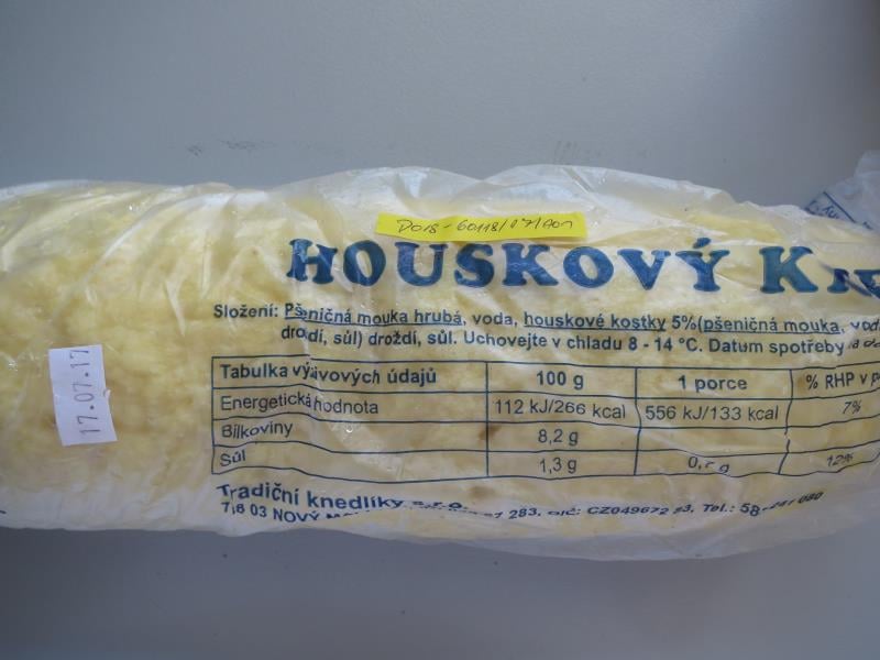 Globus, Pardubice: HOUSKOVÝ KNEDLÍK - výrobek obsahoval žluté barvivo - tartrazin E102, které není pro tento typ výrobků povoleno. Výrobek dle složení neobsahoval vejce. Výrobce: Tradiční knedlíky, Nový Malín