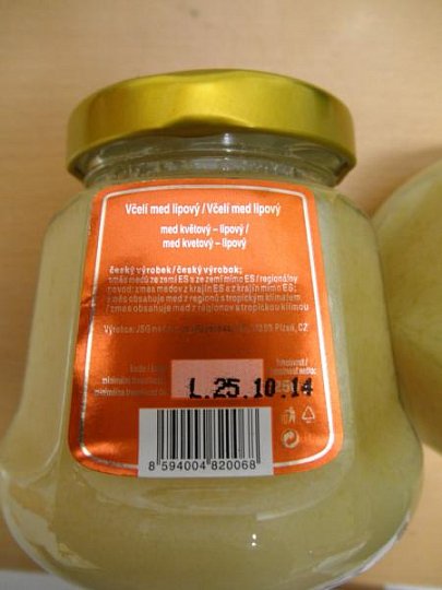 Vzorek nevyhovuje specifikaci čistého medu - nepovolený přídavek přírodních sladidel (cukrů). Výrobce: JSG med a.s., Plzeň