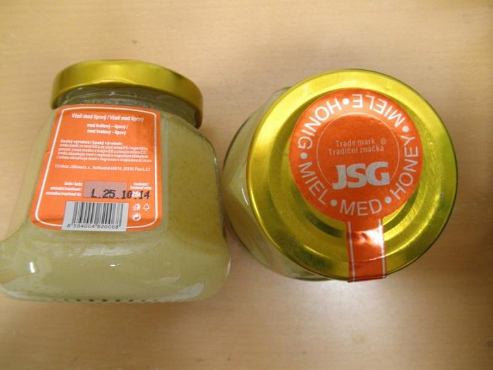 Vzorek nevyhovuje specifikaci čistého medu - nepovolený přídavek přírodních sladidel (cukrů). Výrobce: JSG med a.s., Plzeň