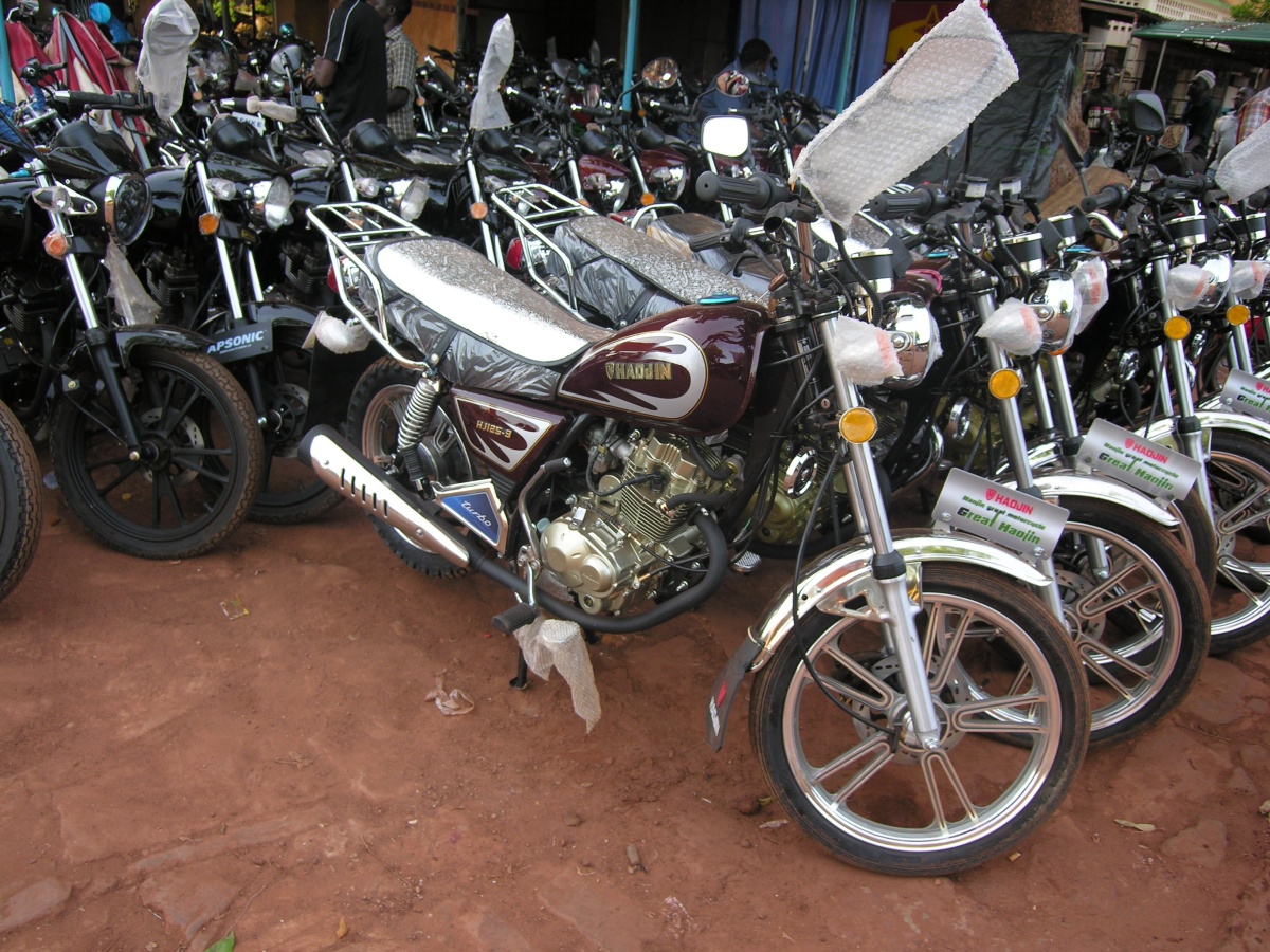 Motorky jsou prodávány běžně na ulici. Bobo-Dioulasso.