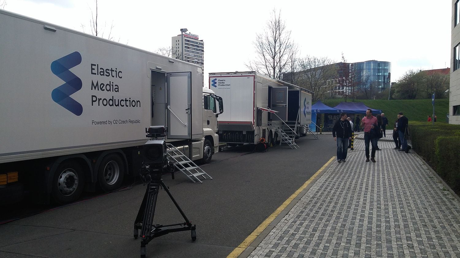 O2 bude svůj moderní přenosový vůz nabízet pod značkou Elastic Media Production. Vidíte ho vzadu a obsahuje audio a video pracoviště (zmiňované „režie“) a také serverovou místnost pro ukládání a zpracování dat. Druhý kamion, blíže k vám, je pomocný vůz převážející doplňkovou výbavu, například spoustu kabelů…