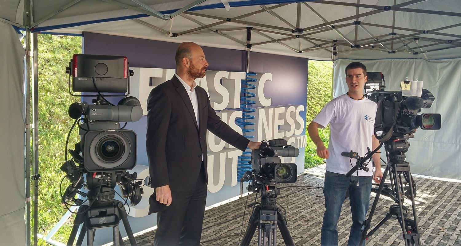 Ukázka některých kamer, které jsou pro přenosy k dispozici. Na snímku David Petrov (vlevo), manager oddělení Media & Solutions a Antonín Kotraba, specialista provozu zákaznických řešení.