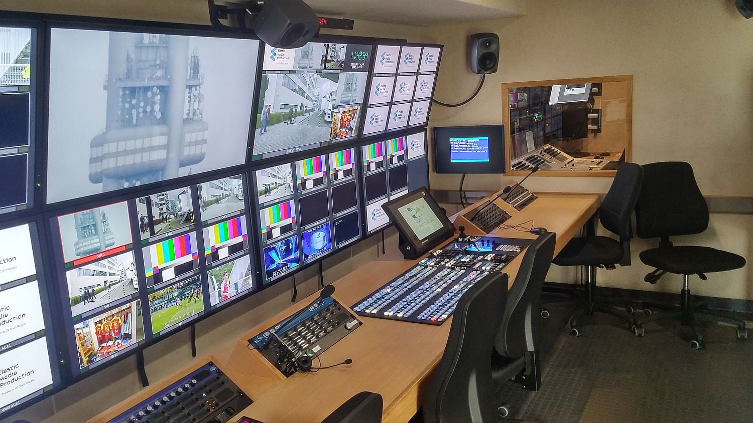 Hlavní pracoviště pro zpracování video dat. V průhledu vidíte oddělené zpracování audia (viz dále).