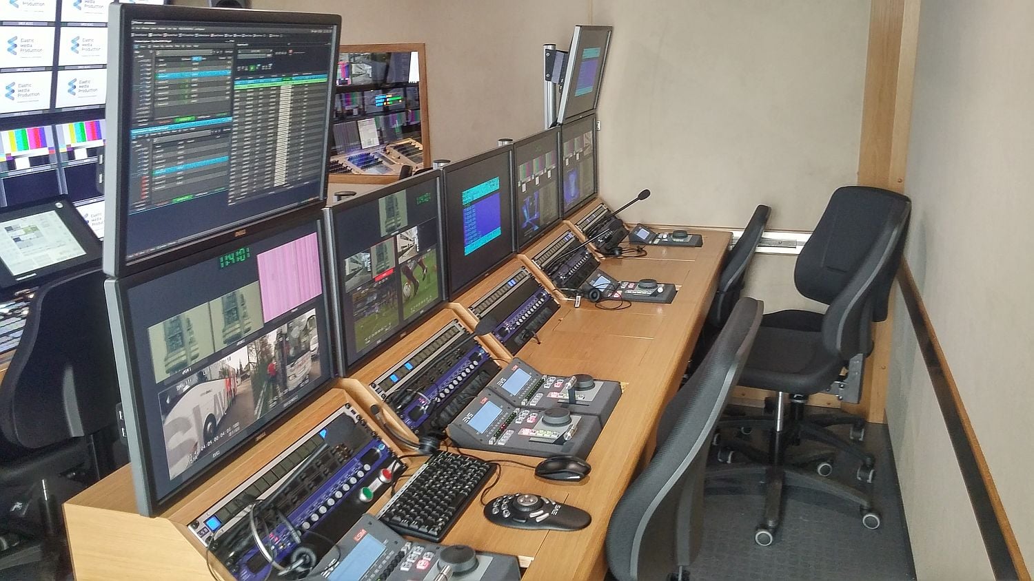 Část pro zpomalené záběry (slow motion a super slow motion) se nachází hned u vchodu do vysunuté části přenosového vozu. Je tak vlastně za tím hlavním, které vidíte vlevo.