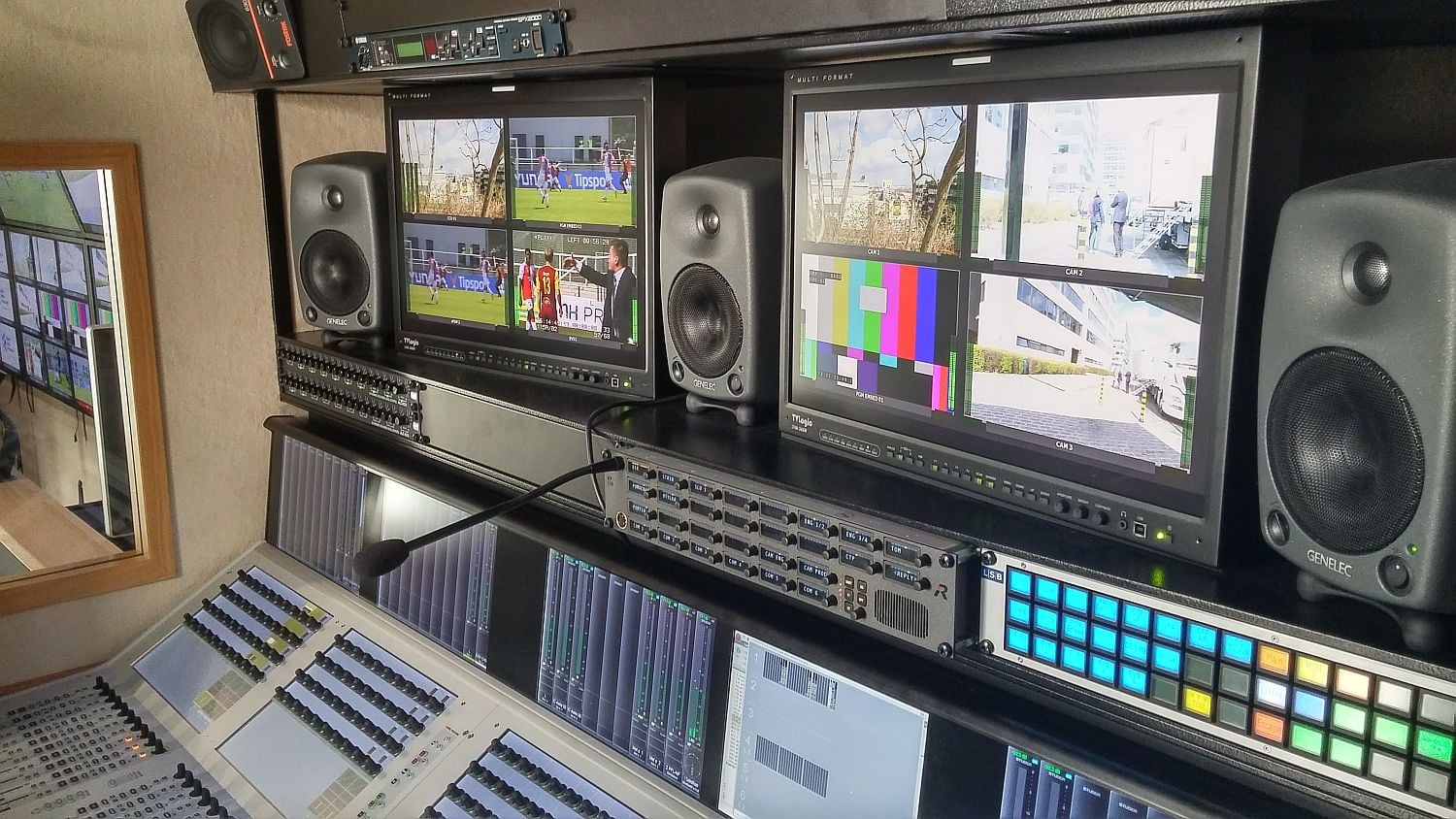 Oddělené pracoviště pro zpracování audia. Výstupem může být i prostorový zvuk v systému Dolby Digital 5.1, tedy šestikanálový. Vlevo vidíte průhled do části pro zpracování videa.