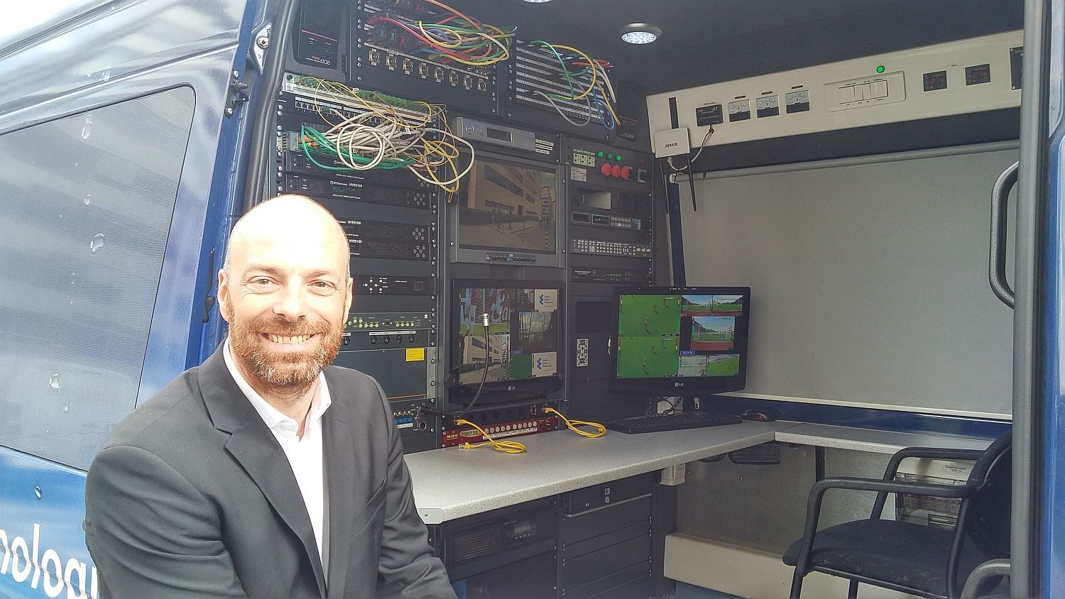 Šéf skupiny Elastic Media Production, David Petrov. Ta nyní pracuje plně pod křídly O2. Dojem ale byl, podle mého, zřejmý – vytváří se nám tady další samostatně bojující jednotka. A bylo by to i logické, protože chce nabízet přenosové služby v nejvyšší kvalitě pro všechny, kteří budou mít zájem.