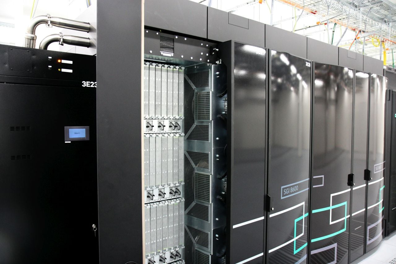 Škoda Auto HPE SGI 8600 clustery, klimatizace a vstup do DC C12