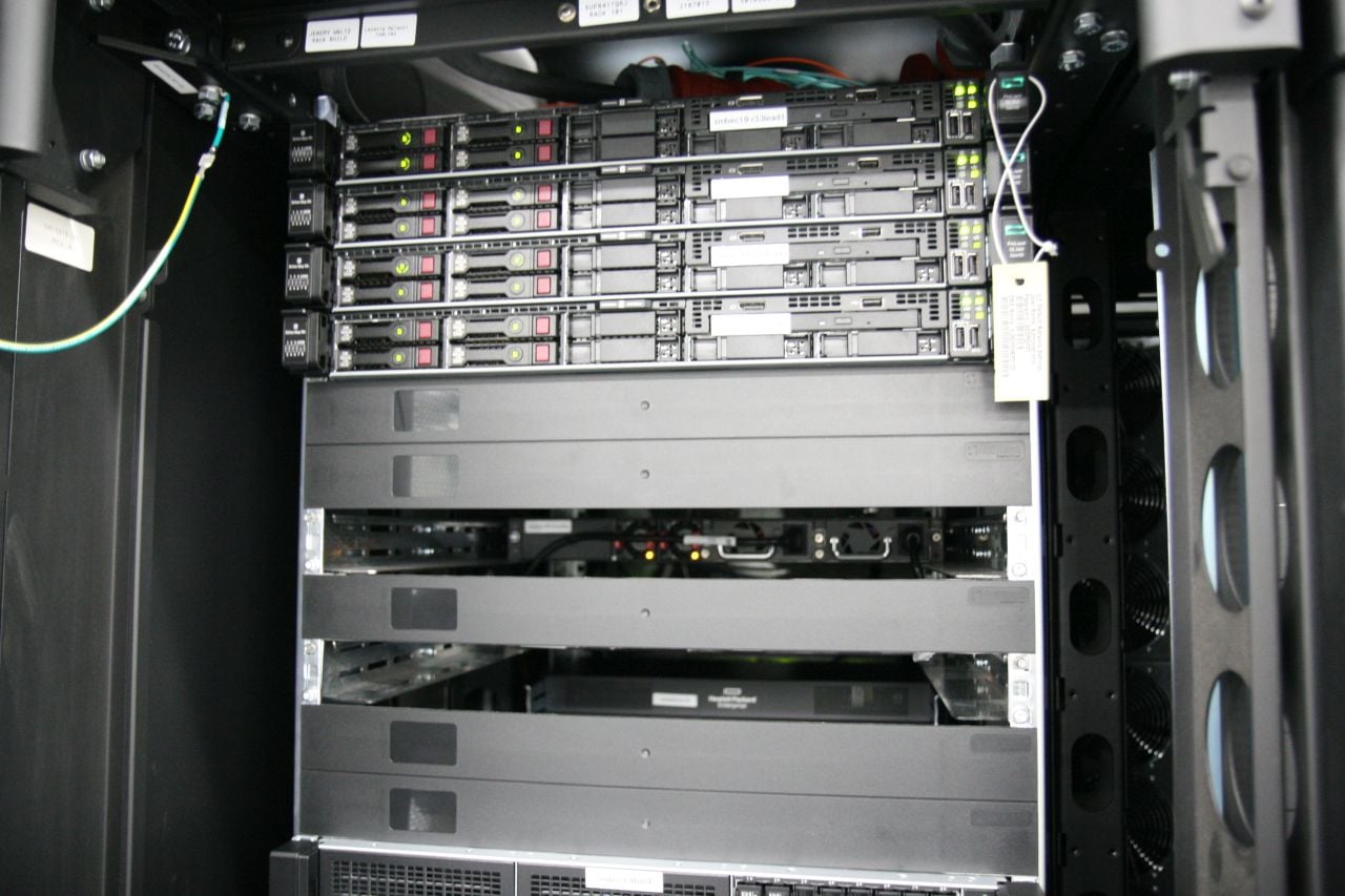 Škoda Auto HPE SGI 8600 clustery, klimatizace a vstup do DC C12