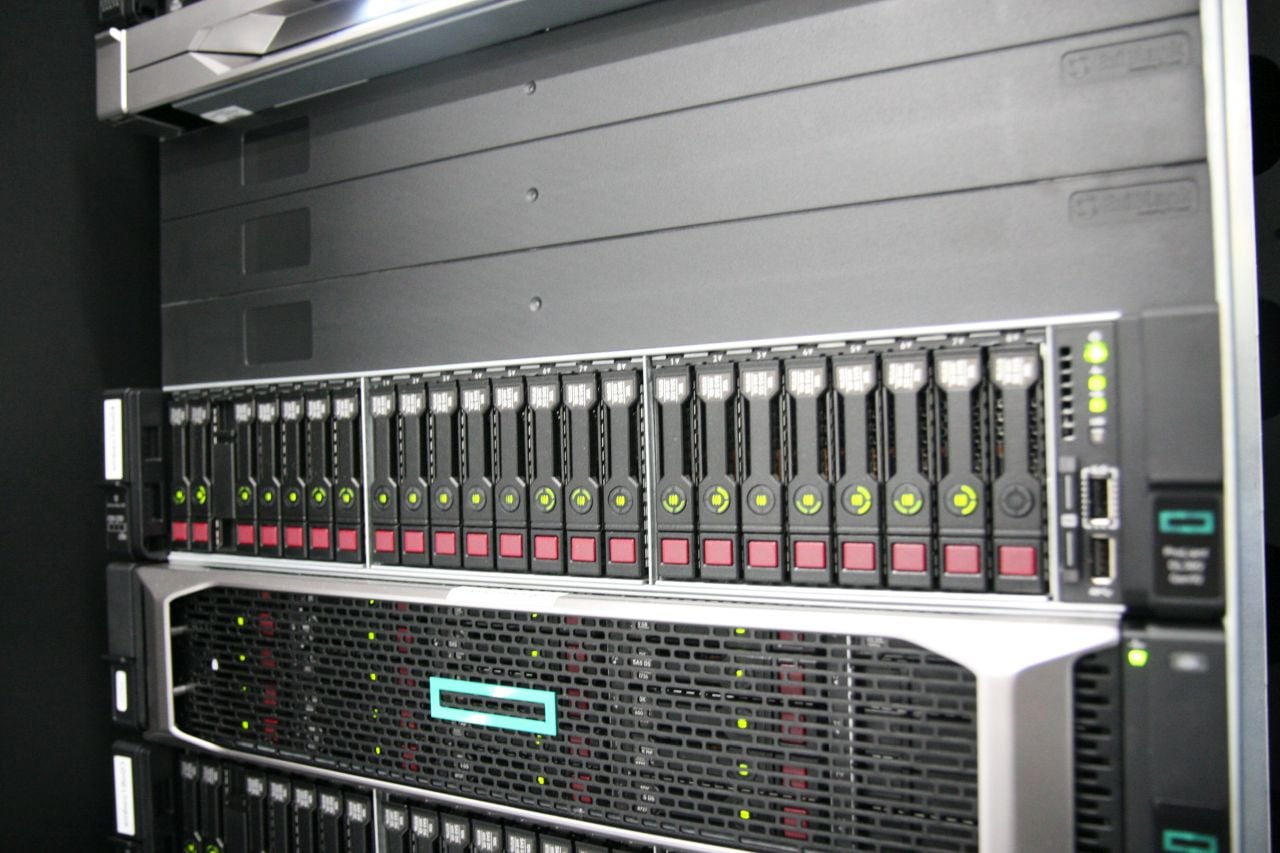 Škoda Auto HPE SGI 8600 clustery, klimatizace a vstup do DC C12