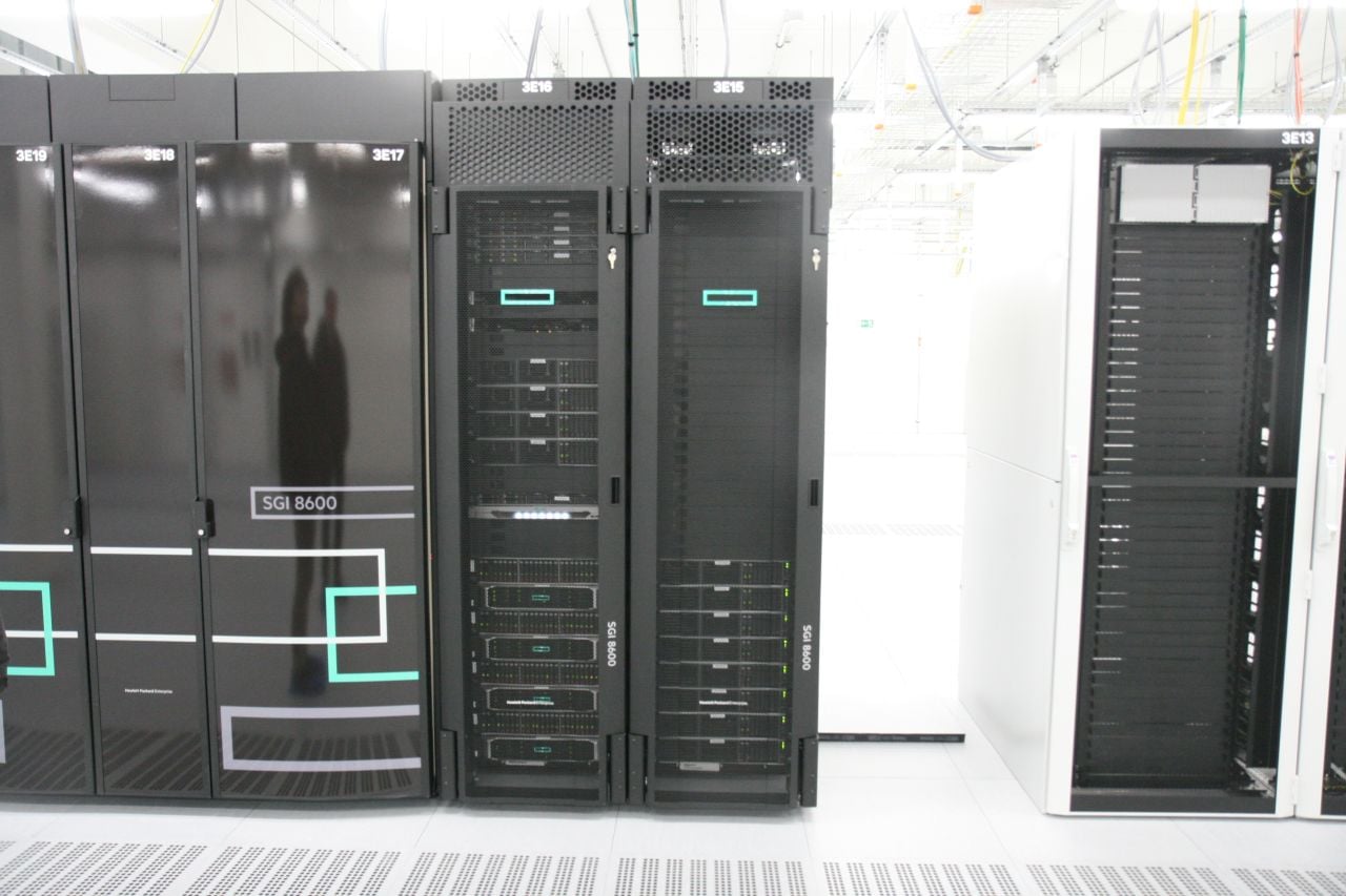 Škoda Auto HPE SGI 8600 clustery, klimatizace a vstup do DC C12