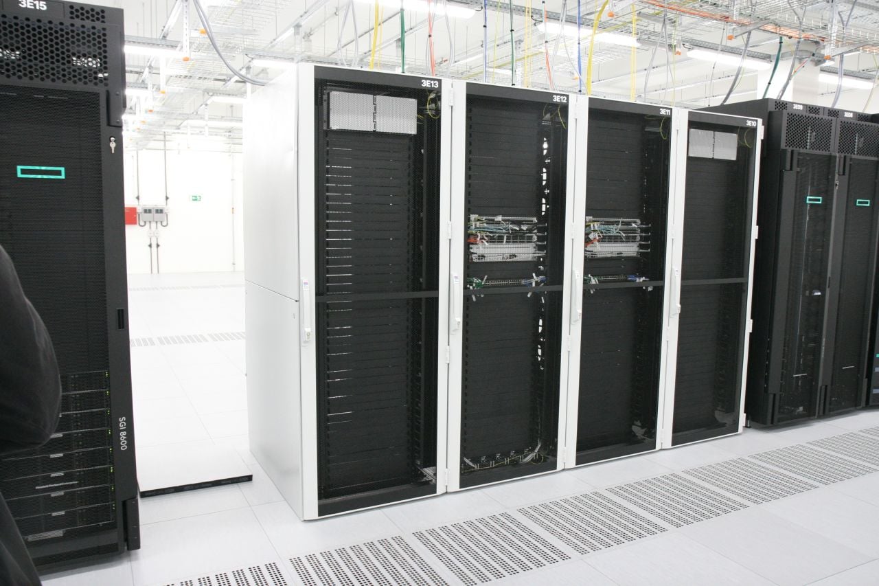 Škoda Auto HPE SGI 8600 clustery, klimatizace a vstup do DC C12