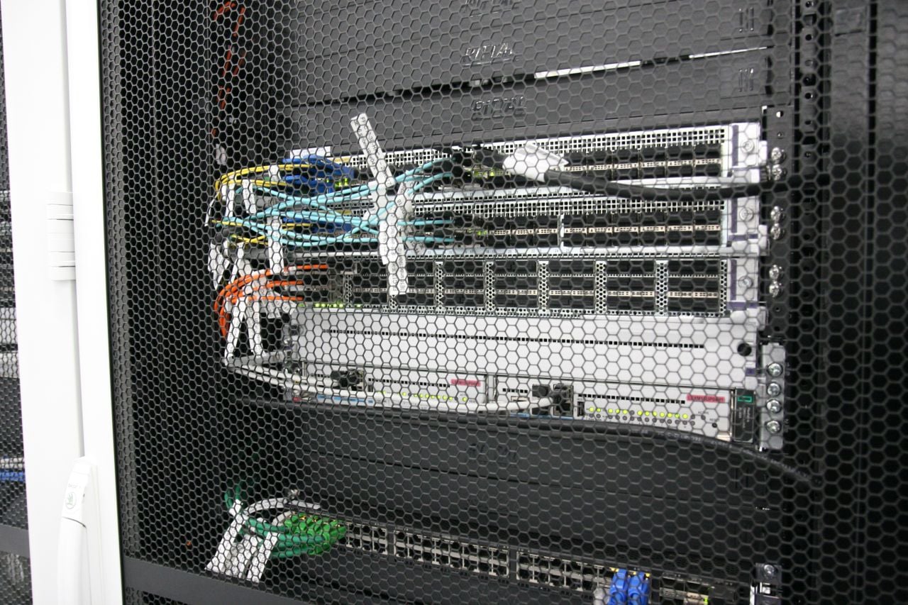 Škoda Auto HPE SGI 8600 clustery, klimatizace a vstup do DC C12
