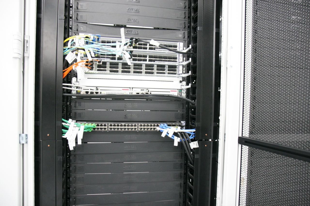 Škoda Auto HPE SGI 8600 clustery, klimatizace a vstup do DC C12