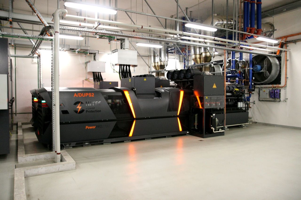 Dvě jednotky uzavřeného UPS systému Hitec Power PRO2700 umožnující kontinuální napájení HPC clusteru a dalšího IT vybavení datacentra.