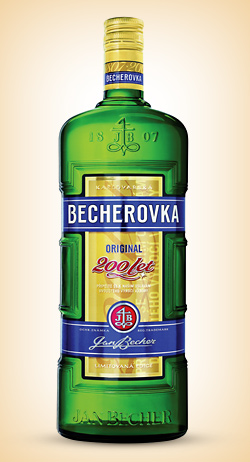 Recept na výrobu Becherovky je starý více než 200 let, ale jeho tovární a výrobní haly jsou vybaveny tím nejmodernějším zařízením
