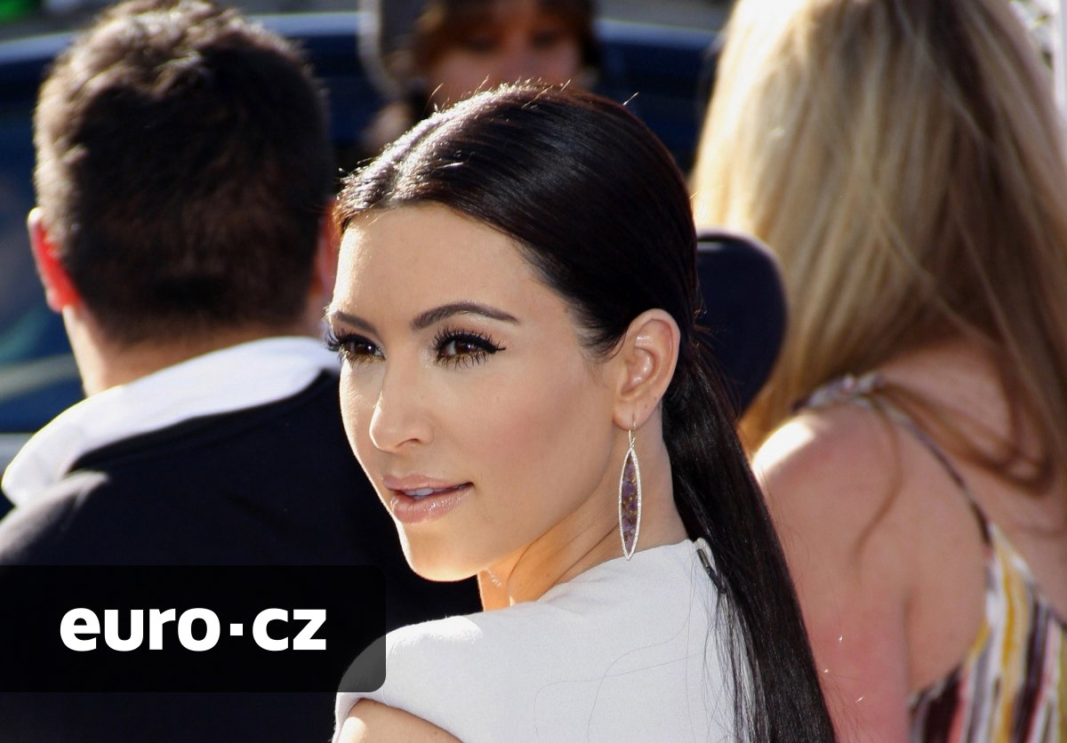 Nike se spřáhl s Kim Kardashian. Společně uvedou na trh novou značku oblečení, která má firmě pomoci odrazit kritiku a přilákat více zákaznic