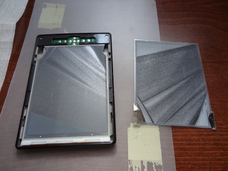 Sloupnutá tvrdá folie. Mezi ní a displejem je ten „elektro inkoust“. Je to
docela zajímavé, ale jsou to dost hrubé části a zůstanou přímo jak na displeji tak na folii, takže se nemusíte bát, že se to rozsype.
