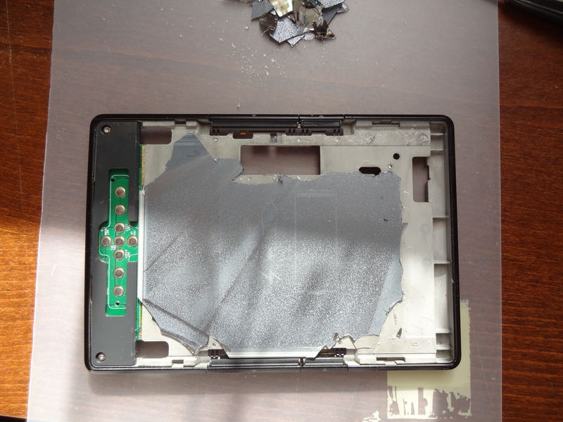 Displej je celý přilepen k tělu Kindla, takže se musí kousíček po kousíčku odlámat. Tady je vidět, kde to jde lehce, protože se k tomu dostanete z druhé strany šroubovákem a většinou se odlomí větší kousky.