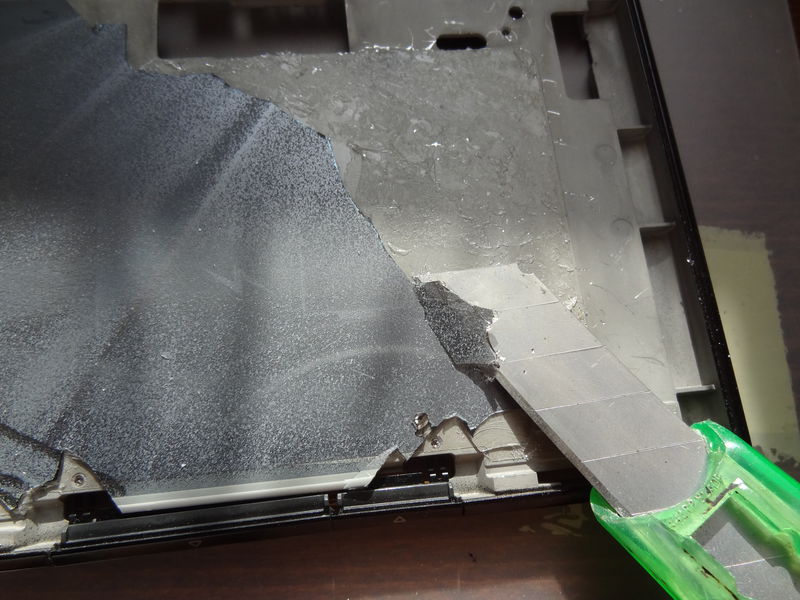 Tady už na řadu přišel odlamovací nůž, chce to hodně trpělivosti, a celkem i grif. Nožem, který se drží v úhlu cca od 5° do 15° se lehce kousek zařízne pod displej, může se potom nůž naklonit, tím se kousek odlomí. Takhle se pokračuje, dokud není hotovo.
Pozor při odlamování toho displeje, dejte si Kindle na tvrdší podložku a hlavně POZOR na OČI.
