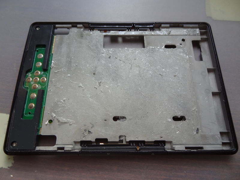 Kindle bez displeje, je tam silnější vrstva lepícího materiálu, nikdy jsem to neviděl, ale přijde mi to něco mezi oboustrannou průhlednou lepící páskou a lepidlem.
