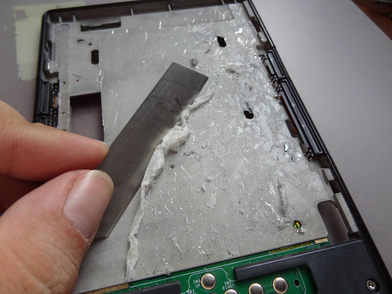 Odstranění lepící vrstvy. Vyndal jsem si „žiletkáč“ a prostě jsem to odřezal. Tím se to srovná tak, aby bylo možné umístit nový displej. Pokud by na ploše zbyly hrboly, mohl by se znovu poškodit.
