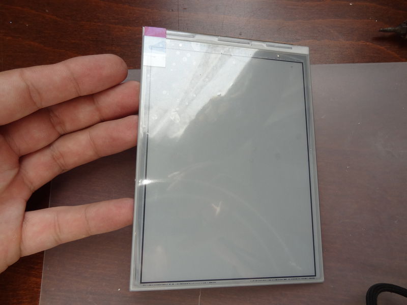 Na displeji je ochranná folie. Přemýšlel jsem, jestli si ji tam nechat nebo sundat. Je přidělaná na principu vytlačeného vzduchu, takže se dá poměrně lehce sloupnout, ale zpět už ji nedostanete. Běžnému čtení potom nevadí, jen se to leskne.
