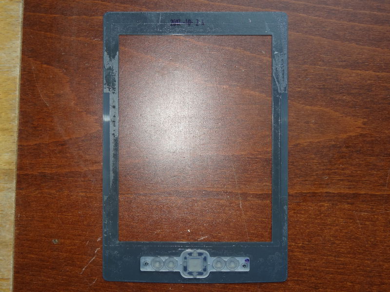 Vrchní kryt, je vidět dílek klávesnice.